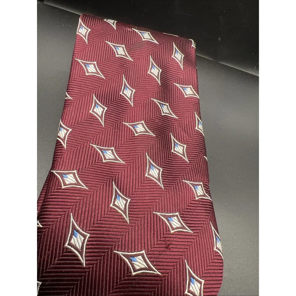 VIENICCI Tie Silk burgundy necktie featuring a geometric diamond pattern.